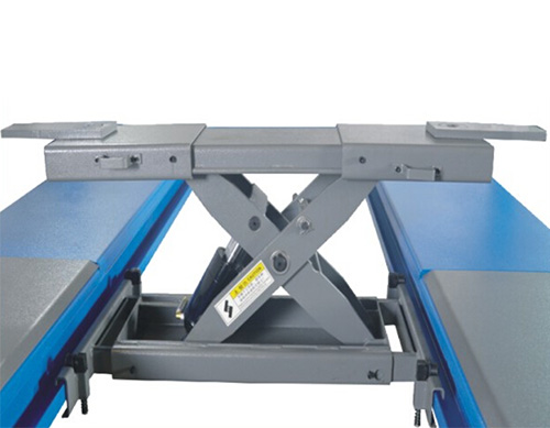 Rolling jack safety design, fixed when loaded  and movable easily when unloaded